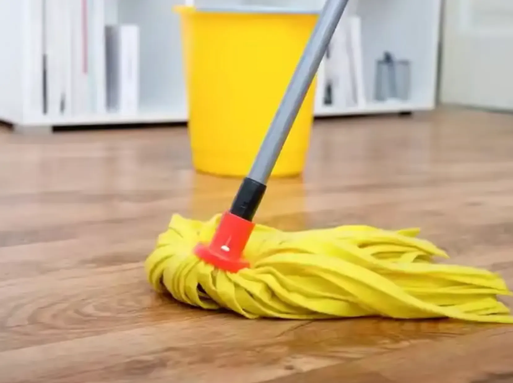 Consejos para eliminar las manchas de los pisos de tu casa