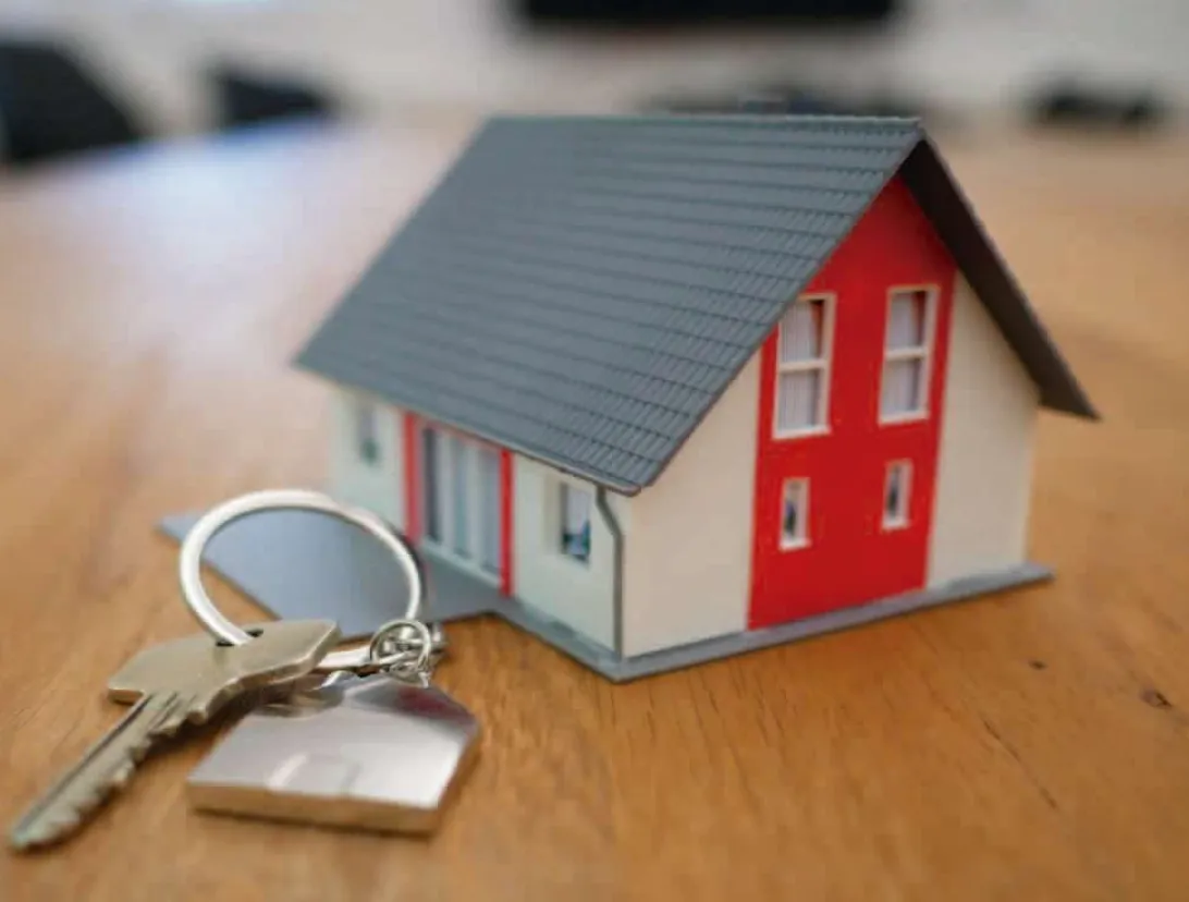 Comp­­­­rar una casa puede ser tan simple como encontrar un apartamento y comprarlo. El problema con esto es que es muy fácil conseguir una casa que no te llene y pagar más por ella. ¿Qué debo saber antes de comprar una vivienda? ¿Qué revisar antes de comprar una casa? Estas son dos preguntas comunes que causan muchas interrogantes.